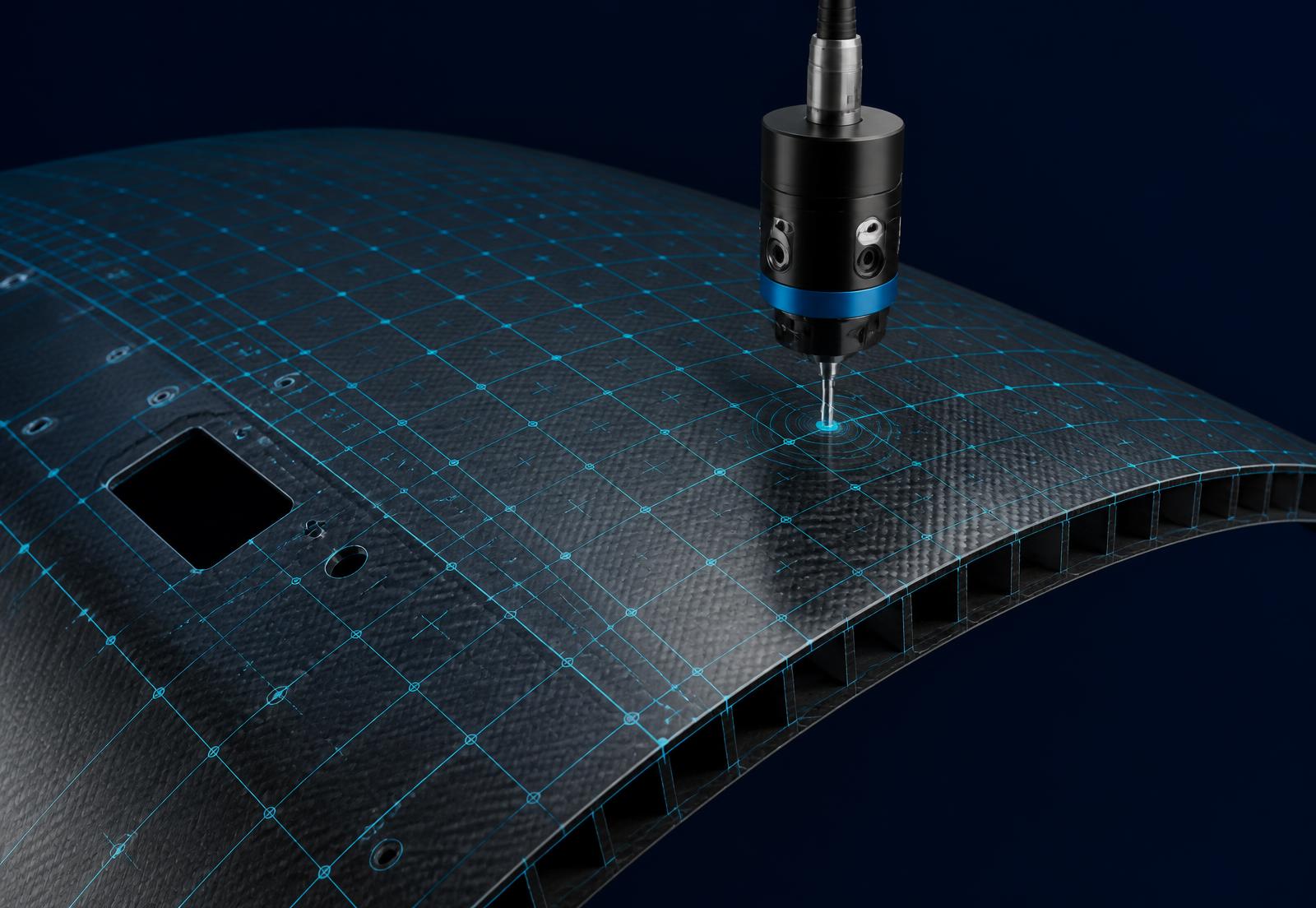 Abstrakte technische Darstellung einer gekrümmten Composite-Schale mit Prüfraster und instrumentiertem Klopfkopf